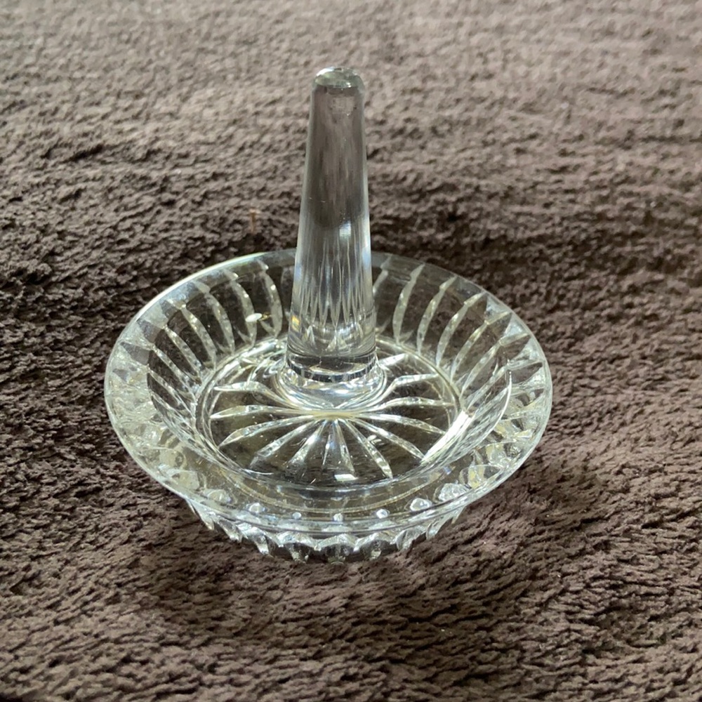 Crystal ring holder